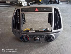 Hyundai İ-20  Çıkma 2012-2014 Teyp Paneli Difizör Ve Klima Düğmeleri İle Birlikte Komple